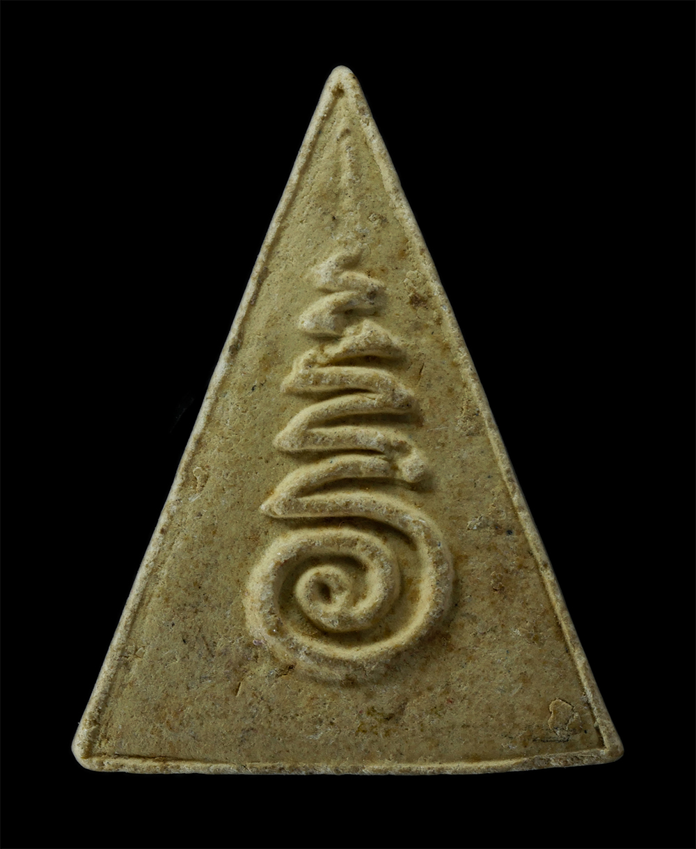 17Aug24 (24)p.jpg - ​พระนางพญา หลังยันต์ ด้านข้างลายกนก วัดนางพญา จ.พิษณุโลก เนื้อผงพุทธคุณ ผงว่าน | https://kamulet.in.th